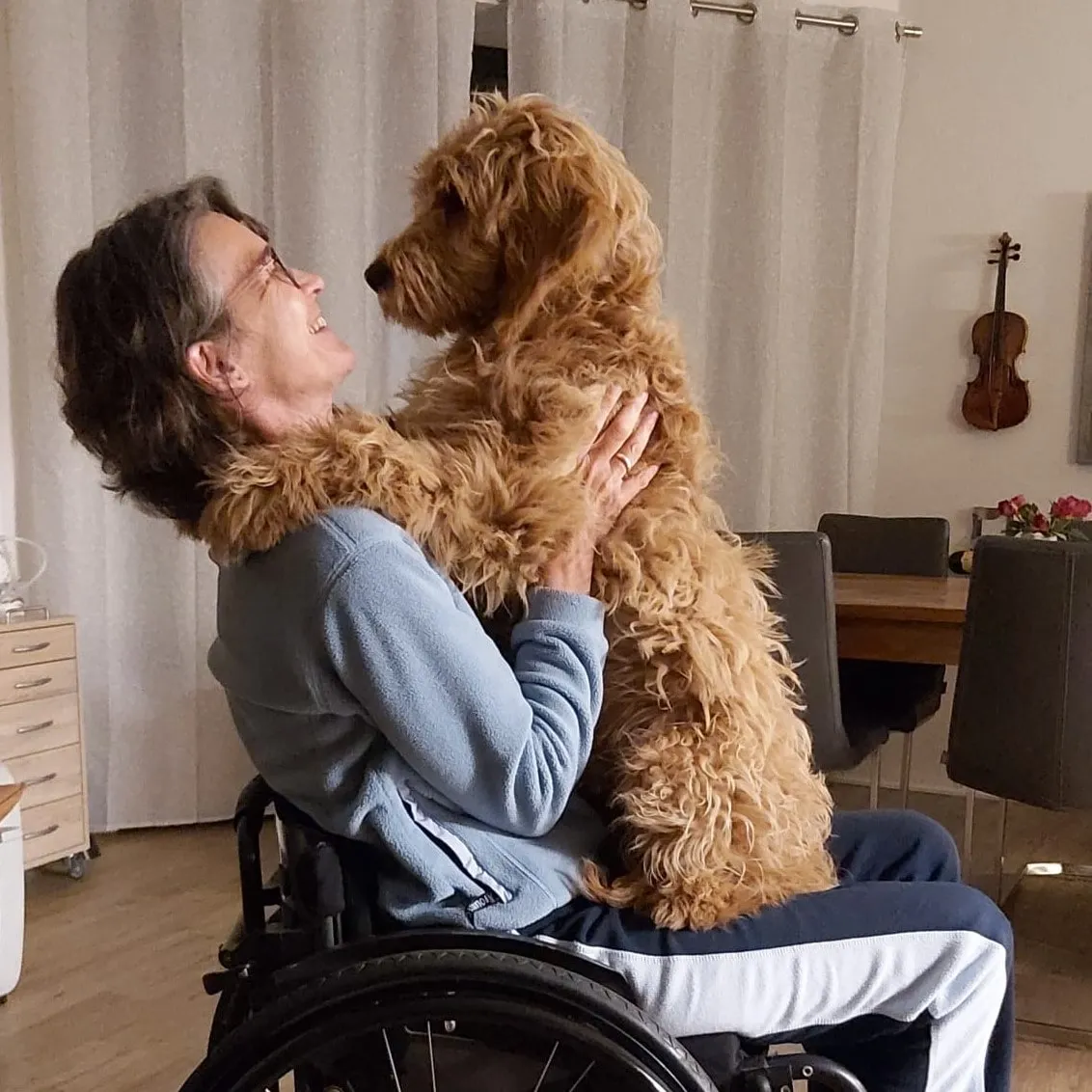 Stehender Eddi in den Armen