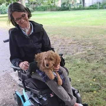 Eddi auf dem Schoß im Rollstuhl