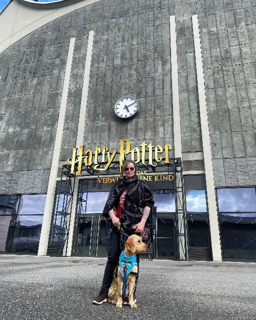 Assistenzhund Mina im Theater bei einer Harry-Potter-Aufführung