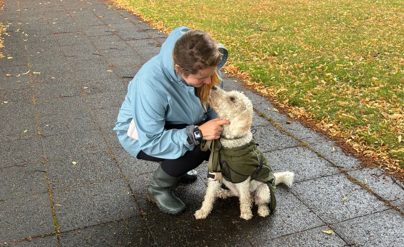 Franzi mit Assistenzhund im Training